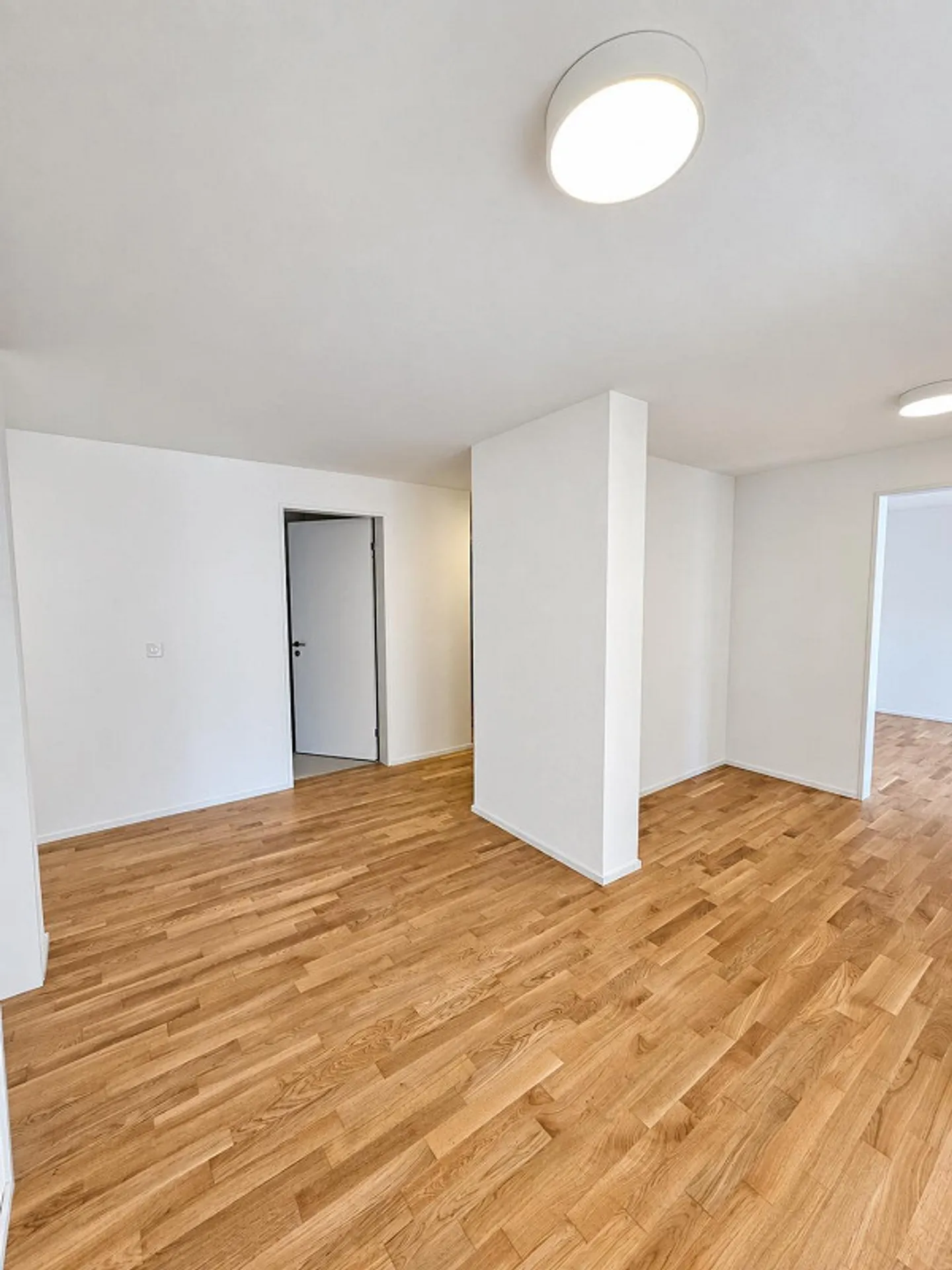 Modern Apartment with Lake View - Photo 8 of 8