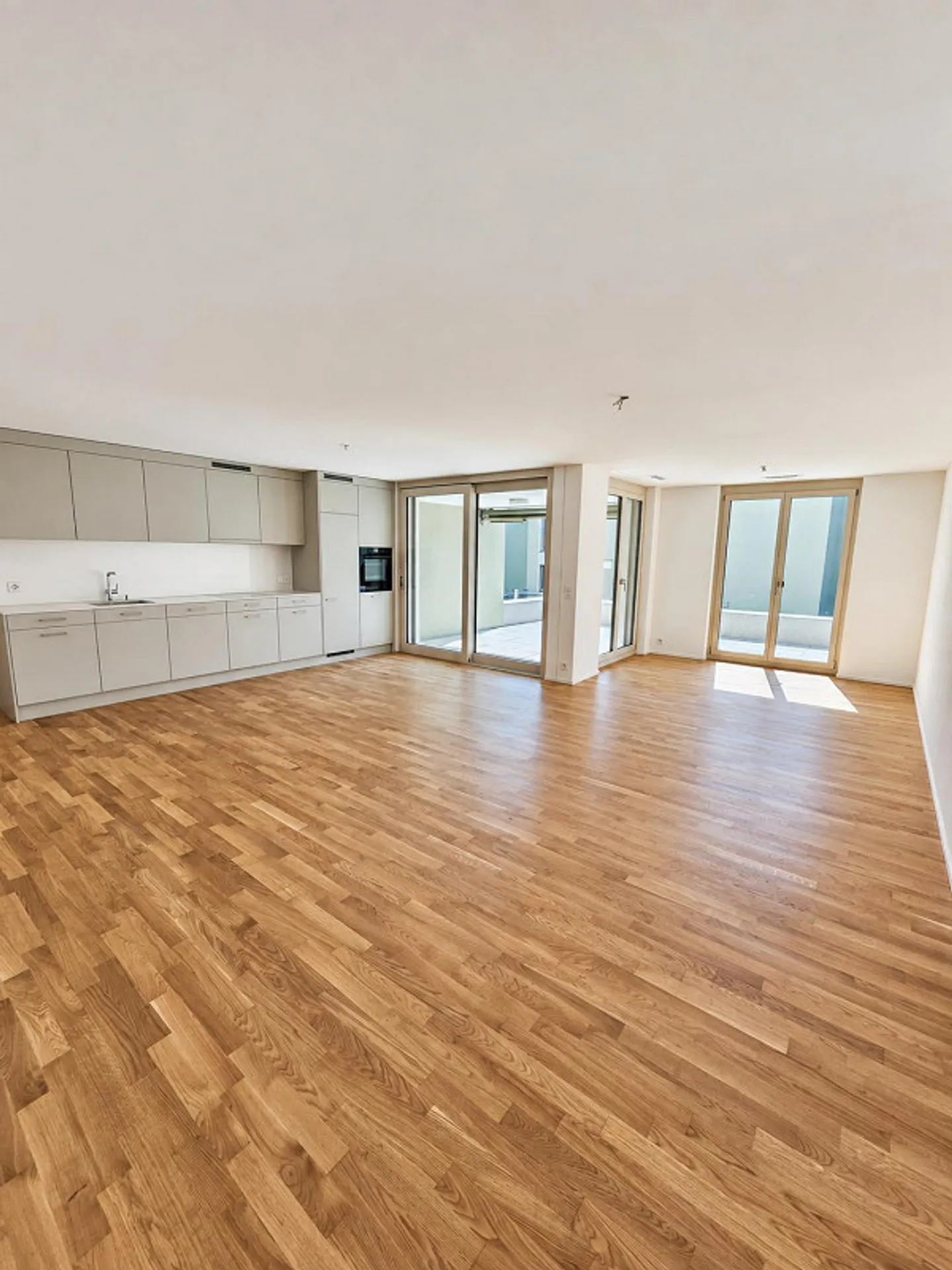 Modern Apartment with Lake View - Photo 4 of 8