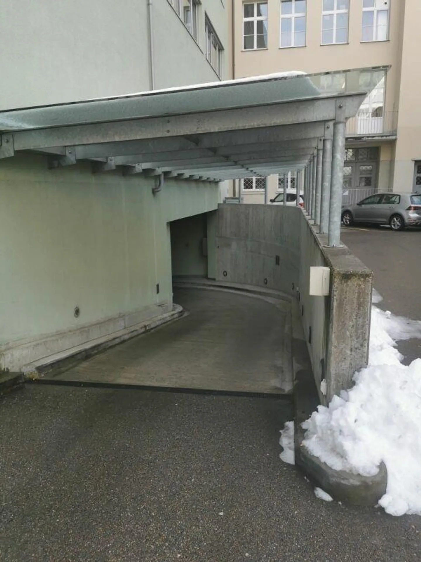 Place de parking souterrain dans le centre-ville - Photo 1 sur 2
