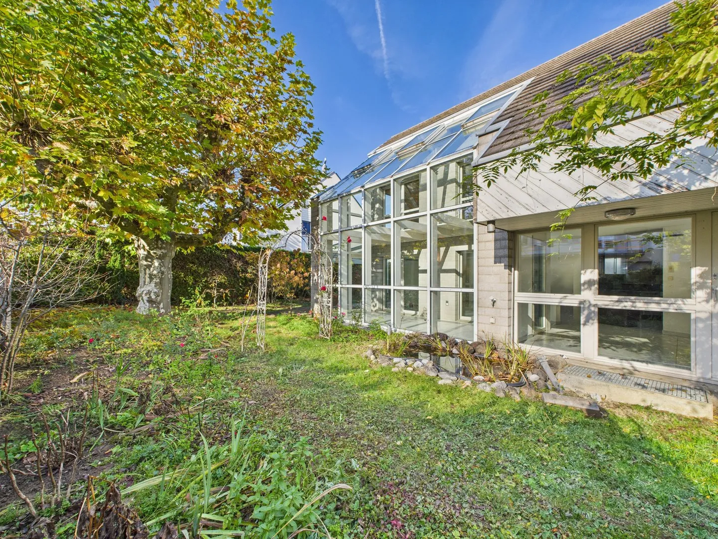 Light-flooded architect house with breathtaking views - Photo 4 of 23