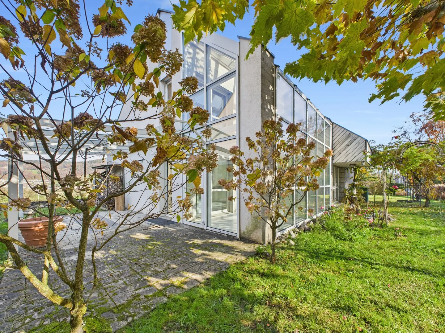 Light-flooded architect house with breathtaking views - Photo 5 of 23