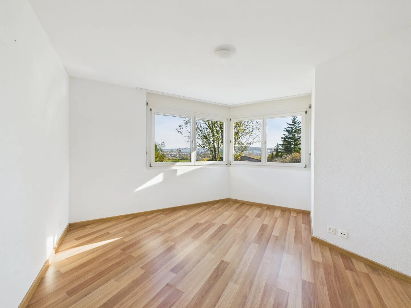 Light-flooded architect house with breathtaking views - Photo 16 of 23