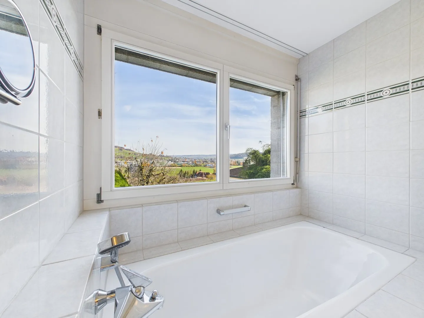 Light-flooded architect house with breathtaking views - Photo 18 of 23