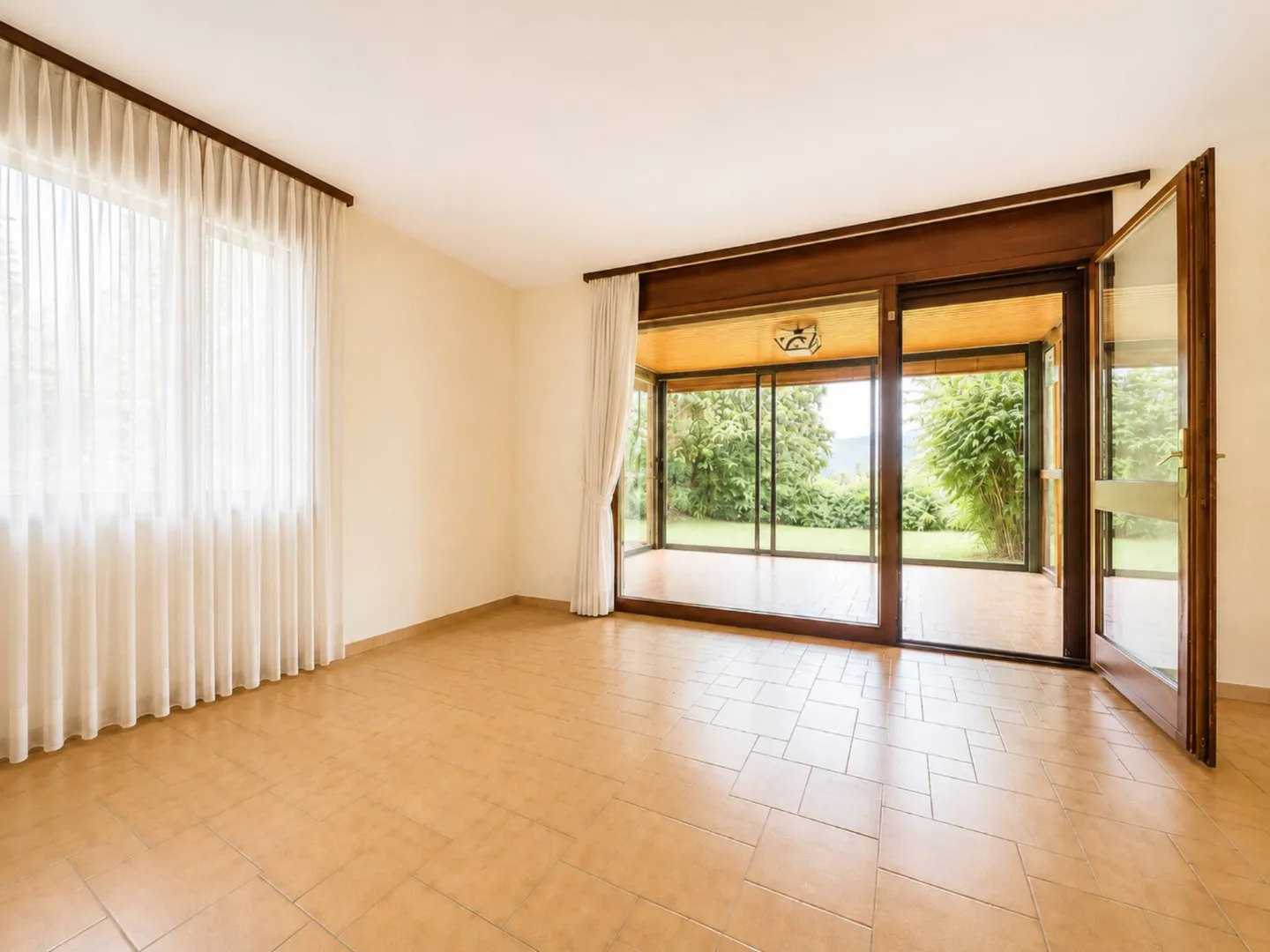 6.5-room villa with independent studio - Photo 3 of 8