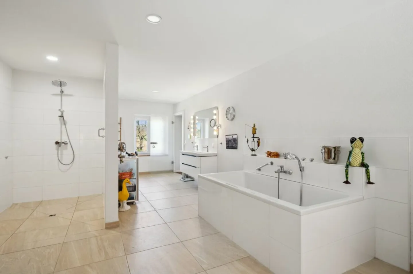 RENOVATED EQUESTRIAN PROPERTY IN IDYLLIC SURROUNDINGS FOR PRIVATE HORSE KEEPING - Photo 4 of 10