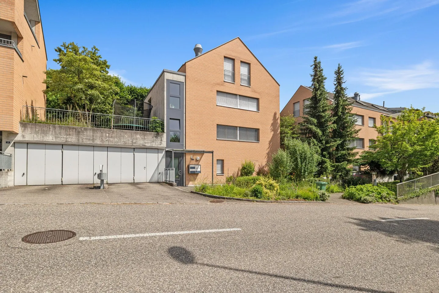 Vivere moderno su due piani con cortile e area salotto - Foto 1 di 15