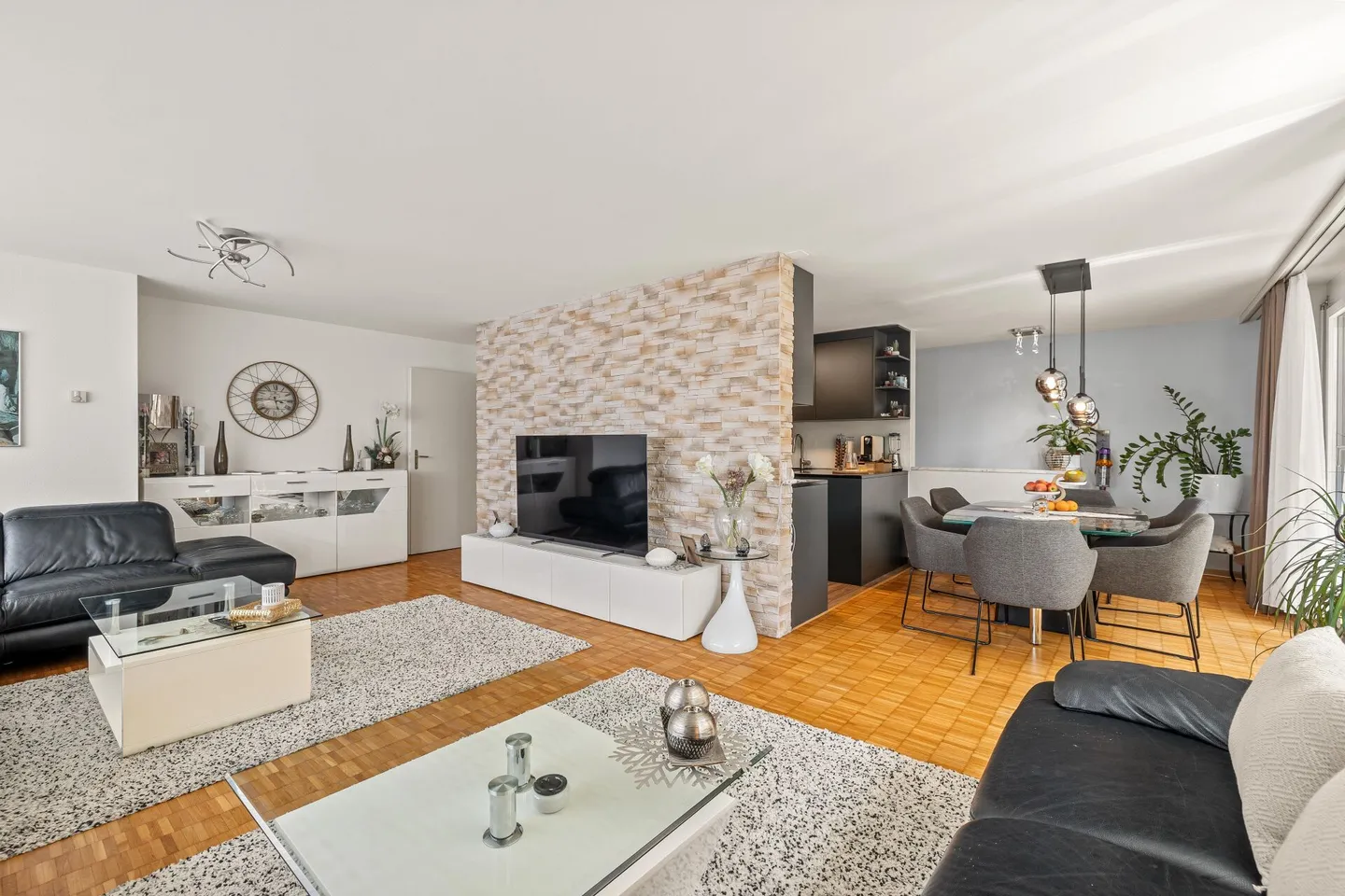 Vivere moderno su due piani con cortile e area salotto - Foto 2 di 15