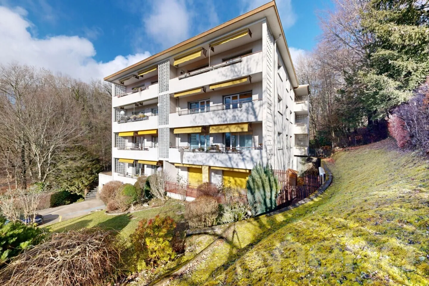 Appartamento luminoso con 4 camere da letto, balconi e vista libera - Foto 1 di 12