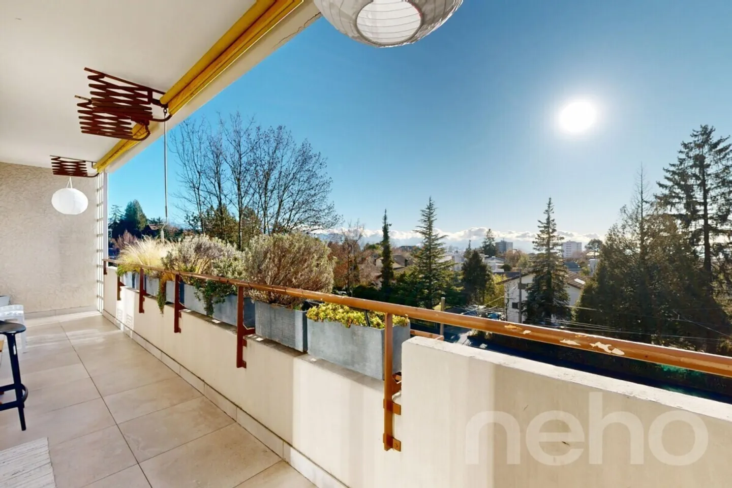 Appartamento luminoso con 4 camere da letto, balconi e vista libera - Foto 3 di 12