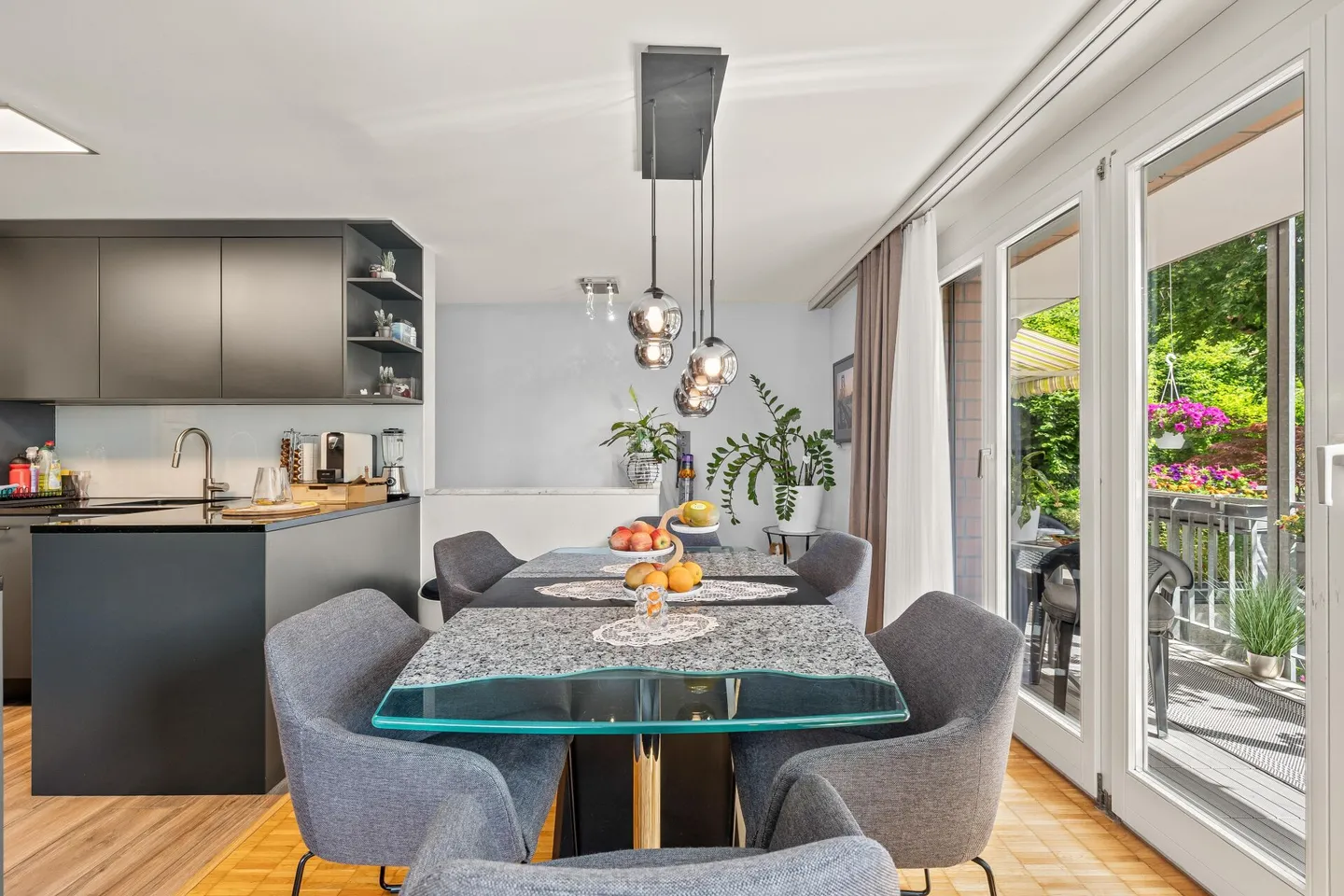 Vivere moderno su due piani con cortile e area salotto - Foto 3 di 15