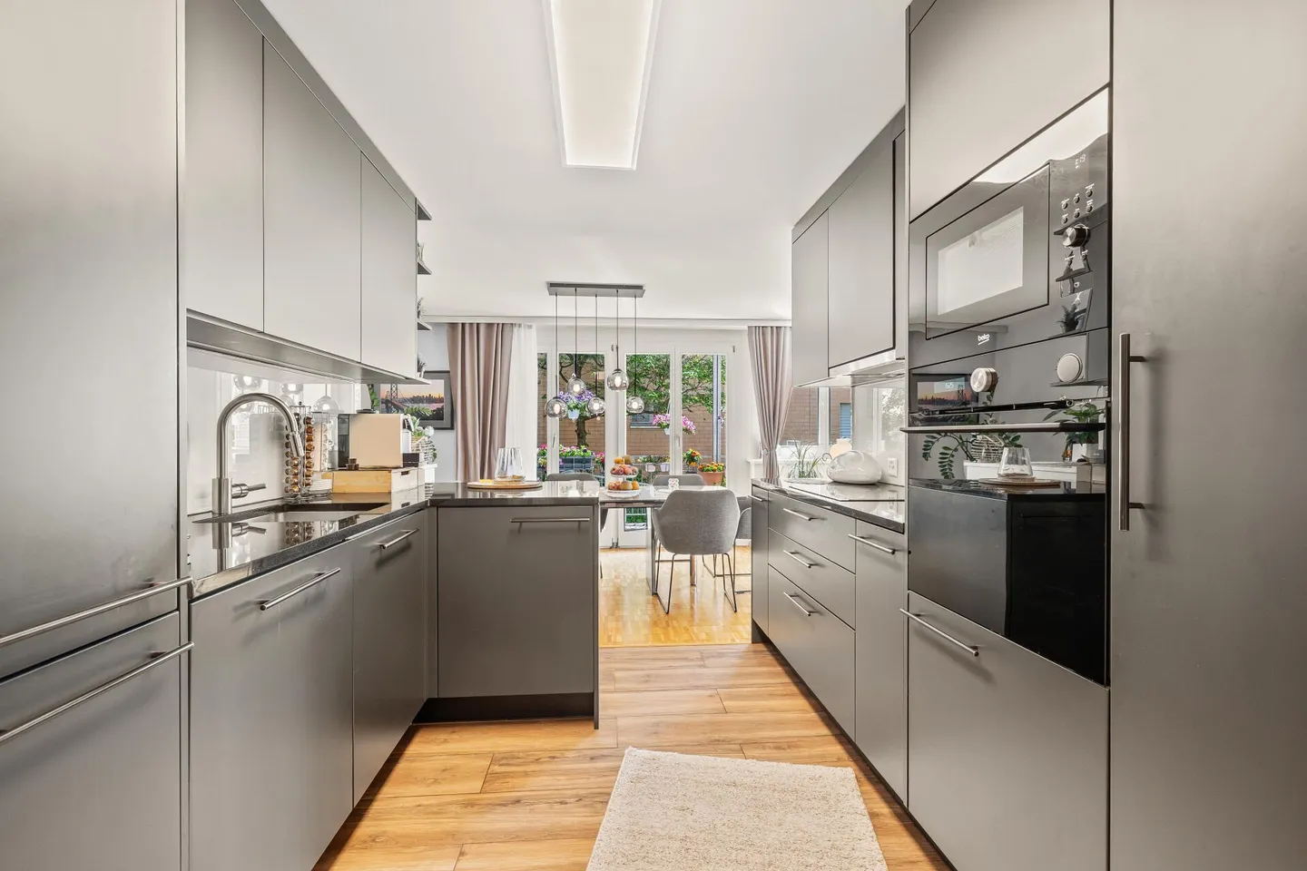 Vivere moderno su due piani con cortile e area salotto - Foto 4 di 15