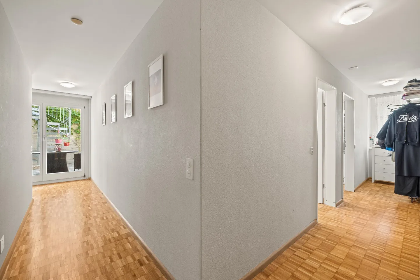 Vivere moderno su due piani con cortile e area salotto - Foto 9 di 15