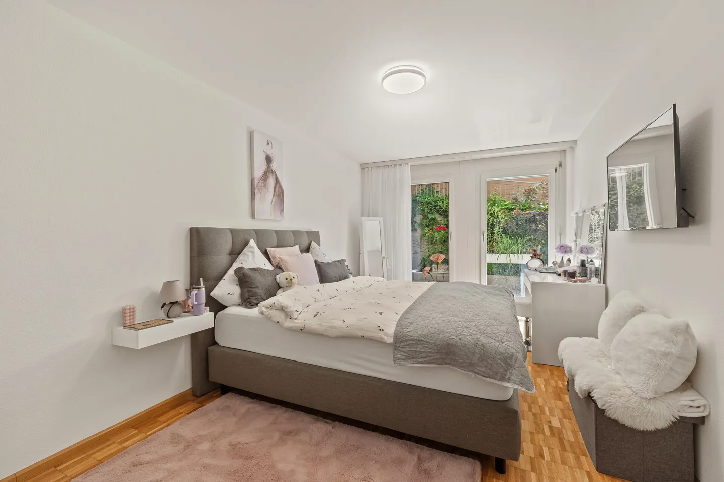 Vivere moderno su due piani con cortile e area salotto - Foto 10 di 15