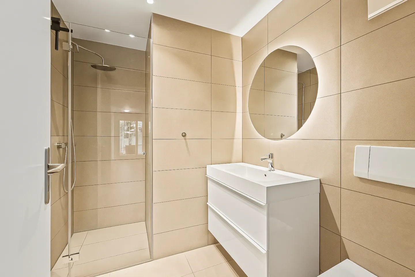 Vivere moderno su due piani con cortile e area salotto - Foto 11 di 15