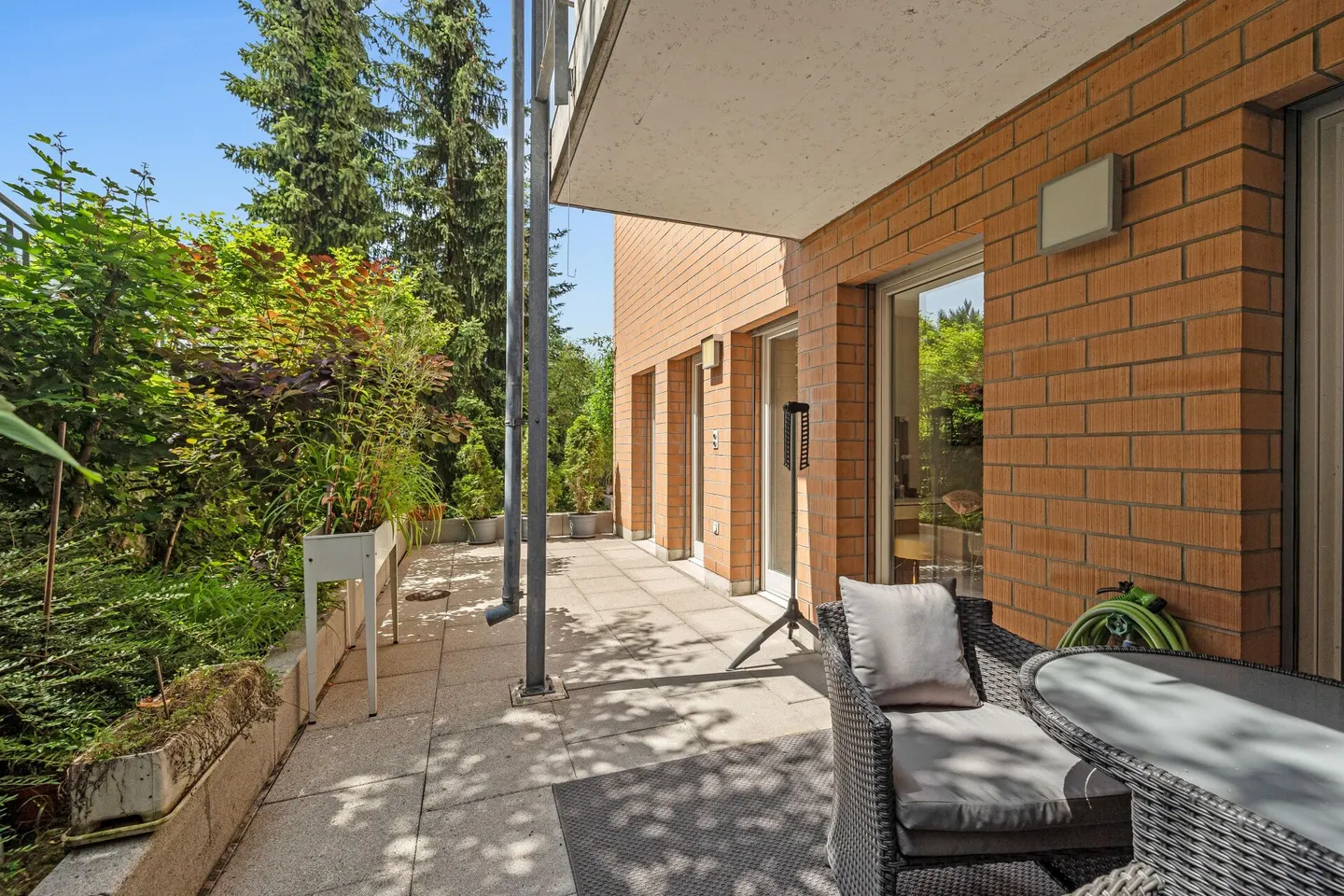 Vivere moderno su due piani con cortile e area salotto - Foto 13 di 15
