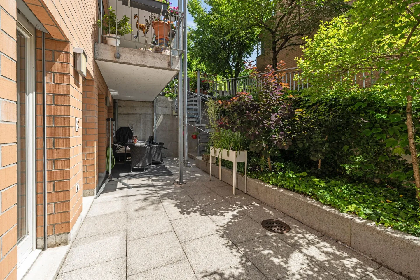 Vivere moderno su due piani con cortile e area salotto - Foto 14 di 15