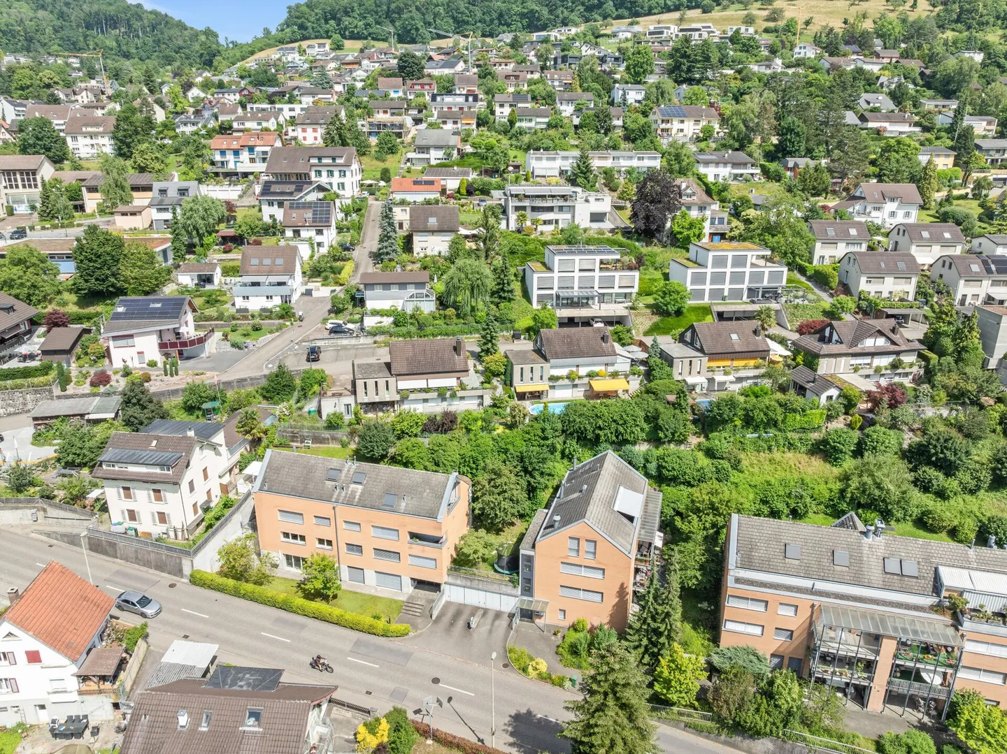 Vivere moderno su due piani con cortile e area salotto - Foto 15 di 15