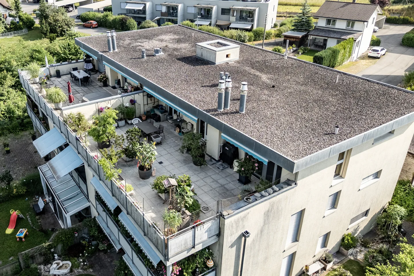 Appartement en attique avec terrasse spacieuse - Photo 2 sur 9