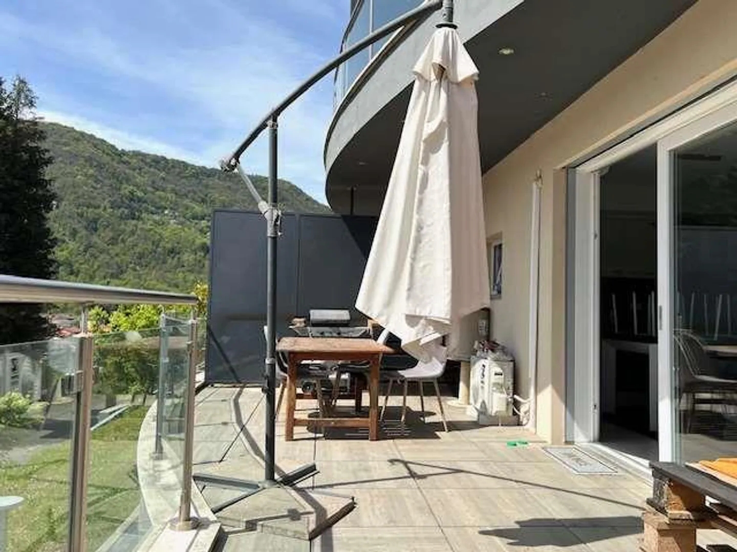 Appartamento con terrazza e giardino - Foto 3 di 13