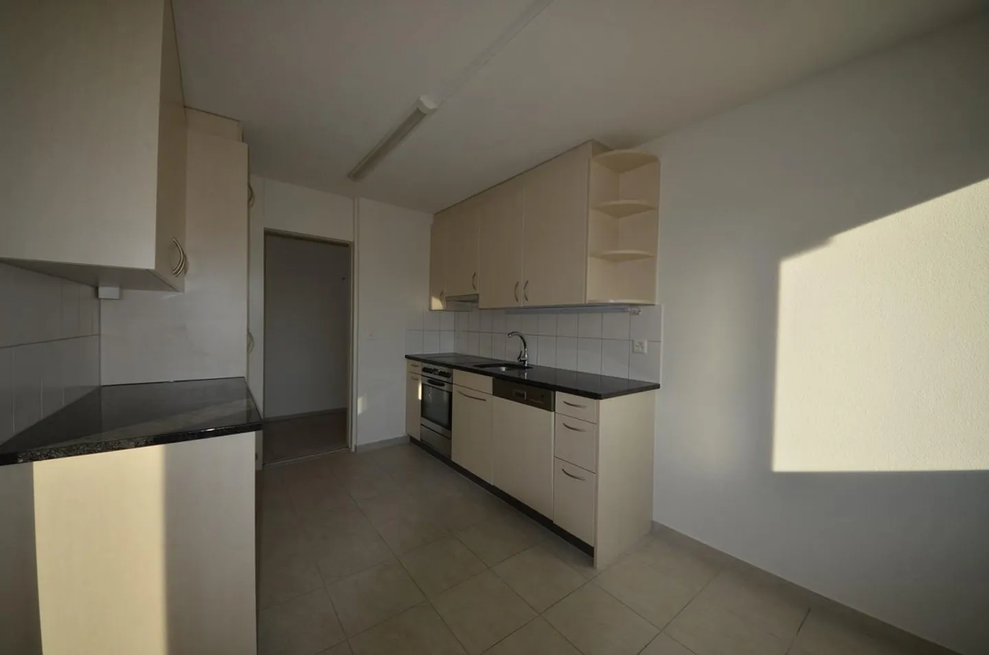Great apartment with sunny balcony - Photo 4 of 6