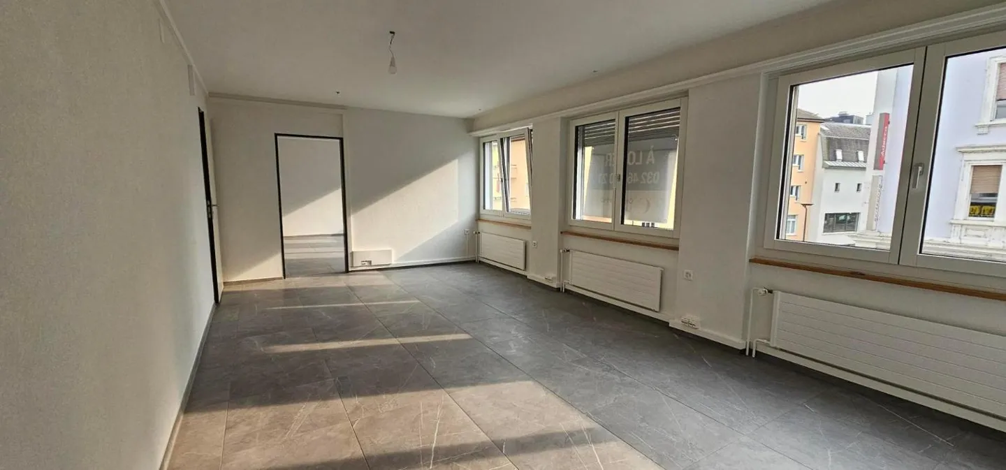 Mixed-use building 3 rooms - Photo 1 of 14