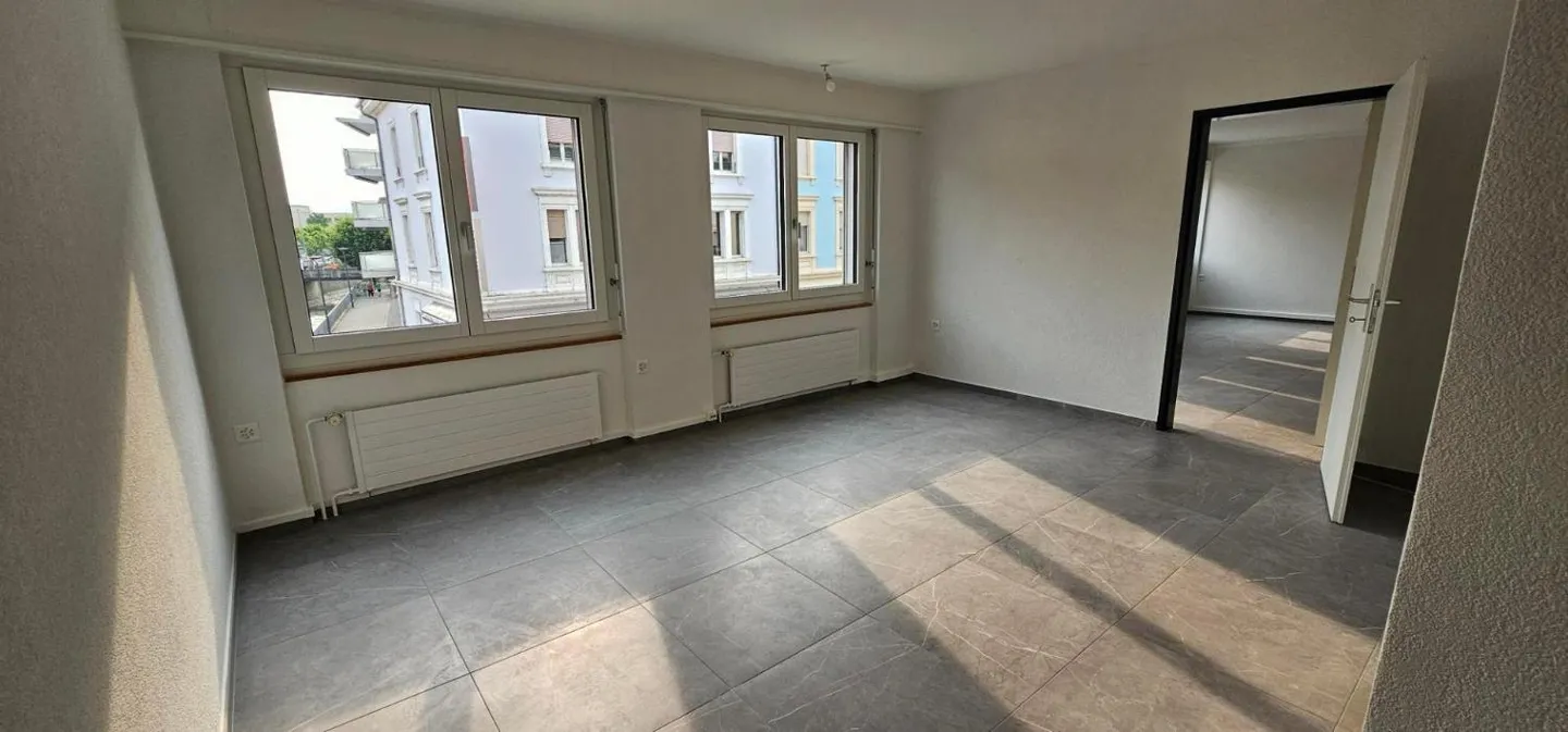 Mixed-use building 3 rooms - Photo 2 of 14