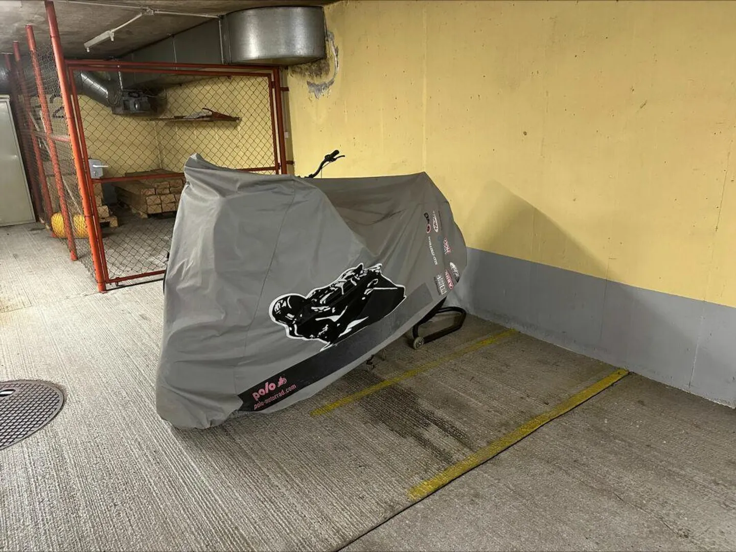 Motorrad-Parkplatz zu vermieten - Foto 2 von 2