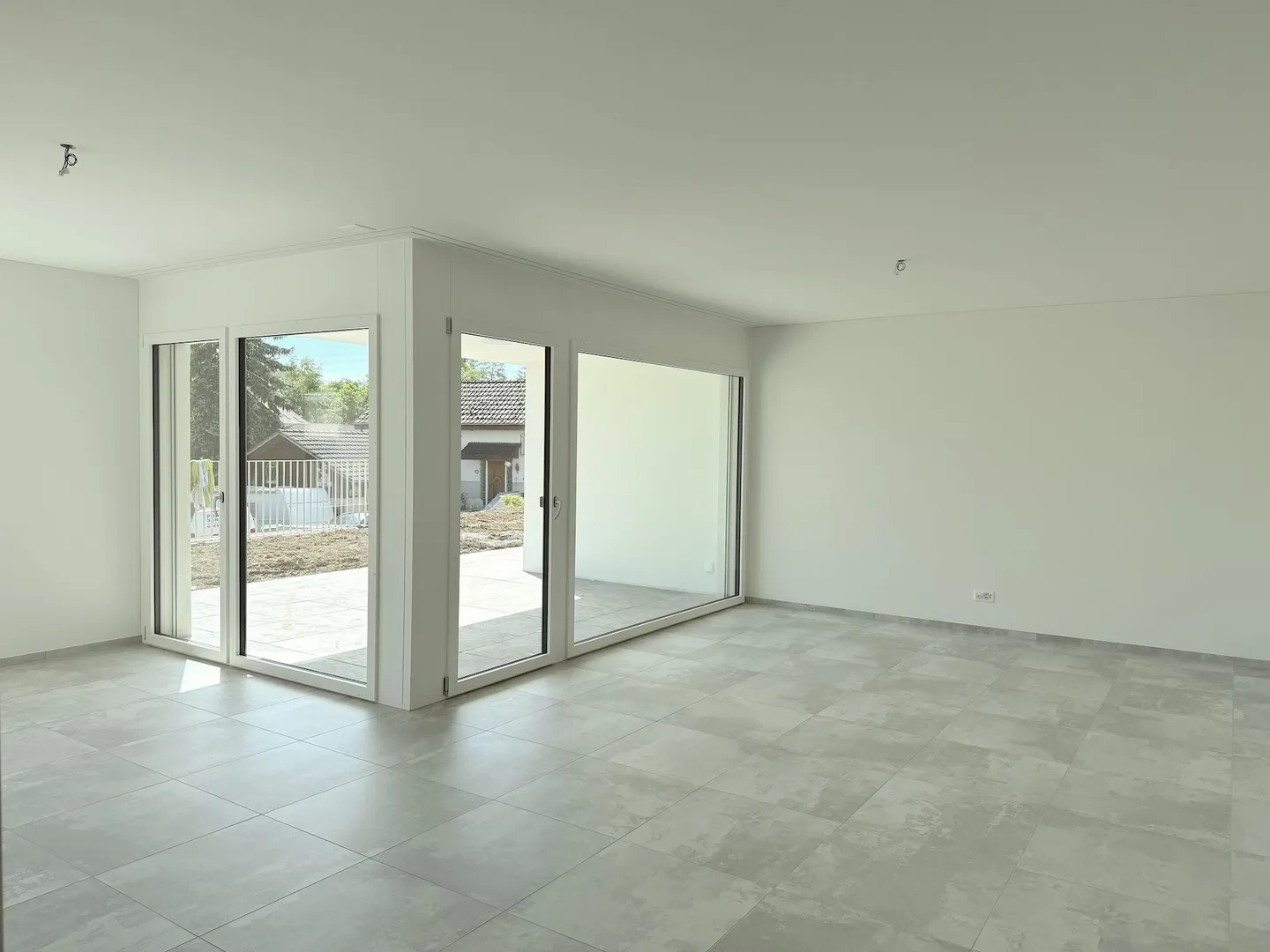 APPARTEMENT SPACIEUX AU REZ-DE-CHAUSSÉE AVEC ESPACE DE SEJOUR COUVERT - Photo 2 sur 8