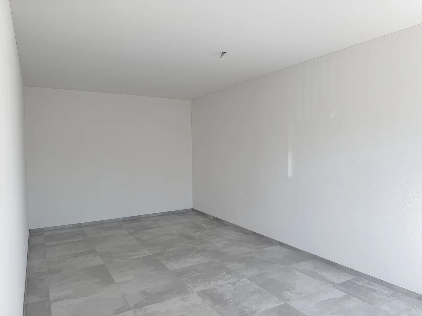 APPARTEMENT SPACIEUX AU REZ-DE-CHAUSSÉE AVEC ESPACE DE SEJOUR COUVERT - Photo 7 sur 8