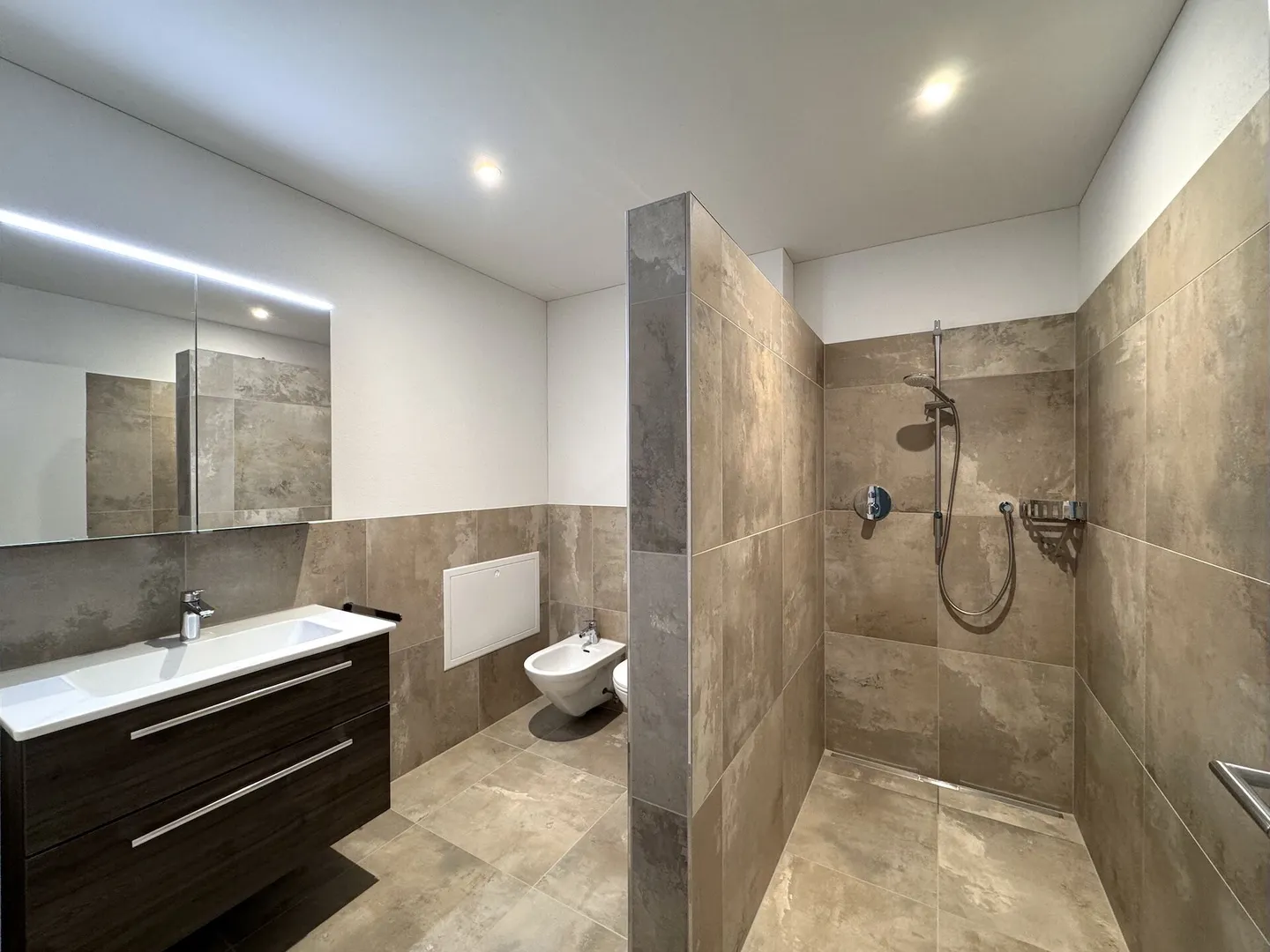 APPARTEMENT SPACIEUX AU REZ-DE-CHAUSSÉE AVEC ESPACE DE SEJOUR COUVERT - Photo 8 sur 8
