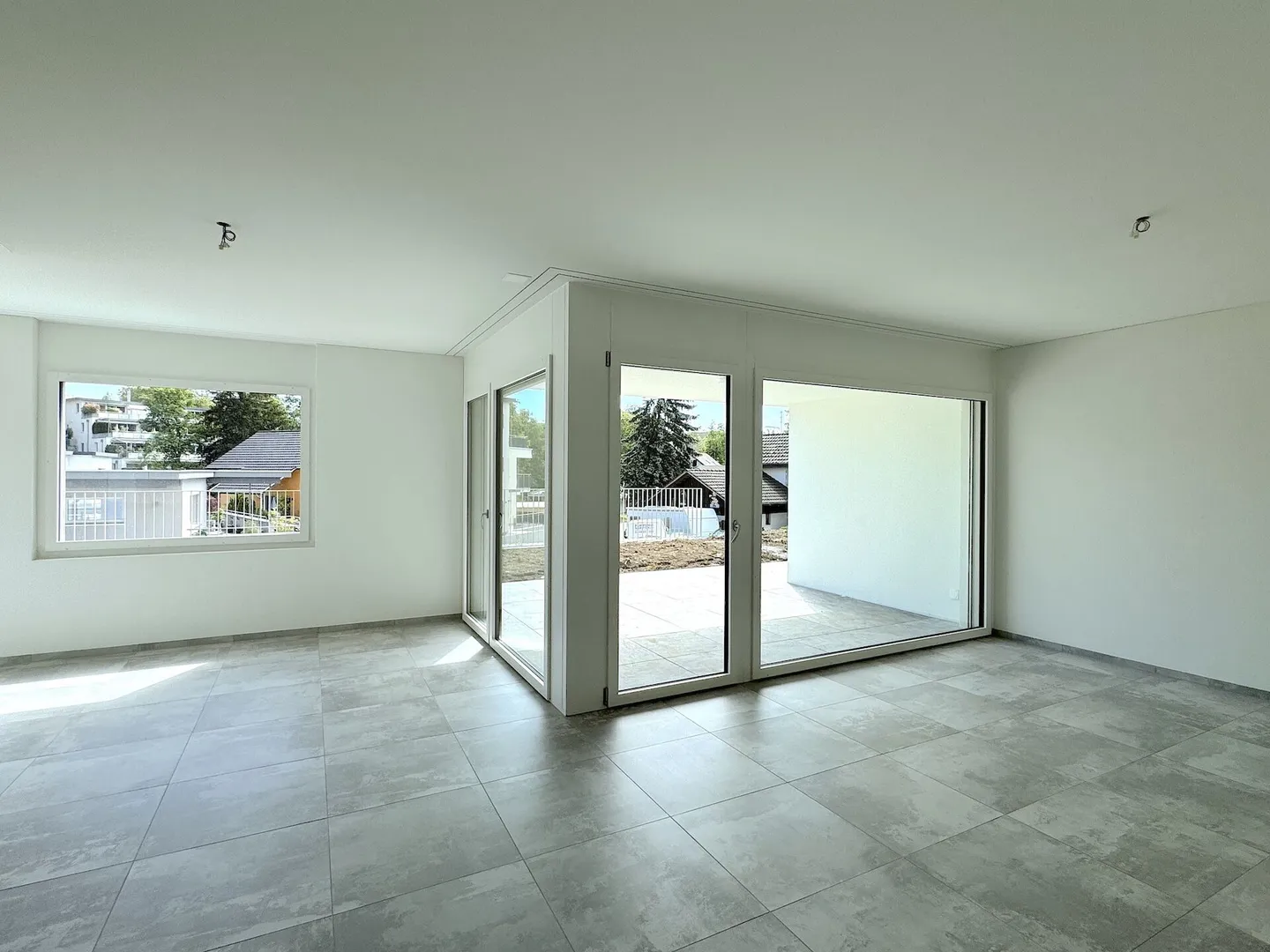 APPARTEMENT SPACIEUX AU REZ-DE-CHAUSSÉE AVEC ESPACE DE SEJOUR COUVERT - Photo 3 sur 8