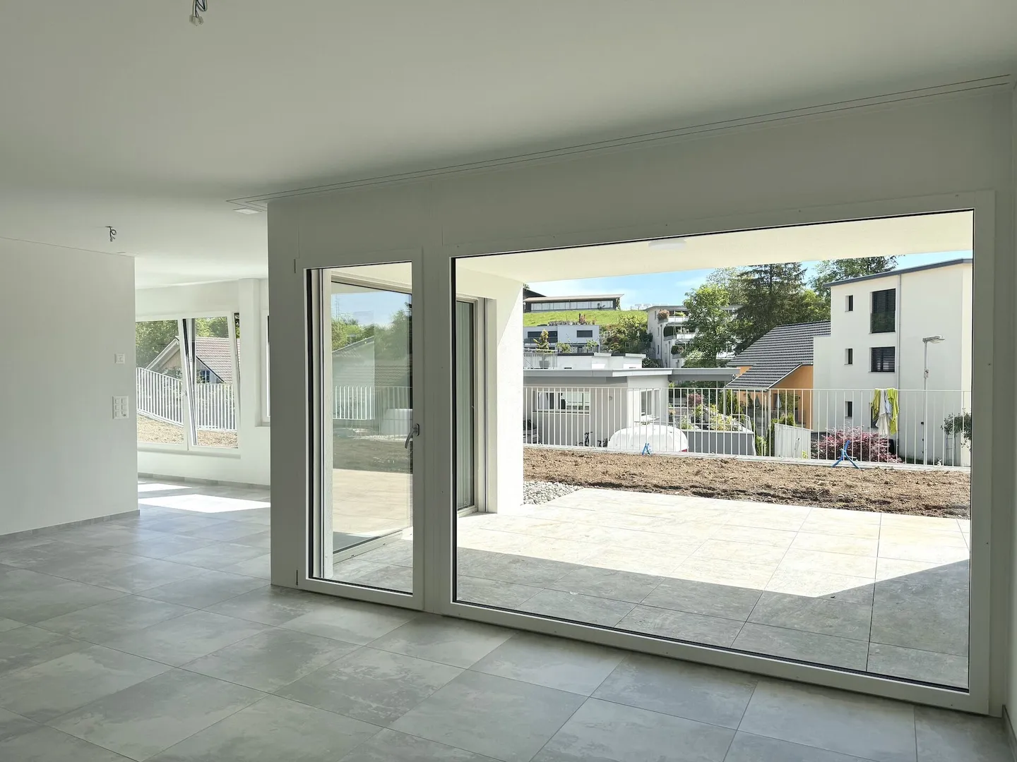 APPARTEMENT SPACIEUX AU REZ-DE-CHAUSSÉE AVEC ESPACE DE SEJOUR COUVERT - Photo 4 sur 8