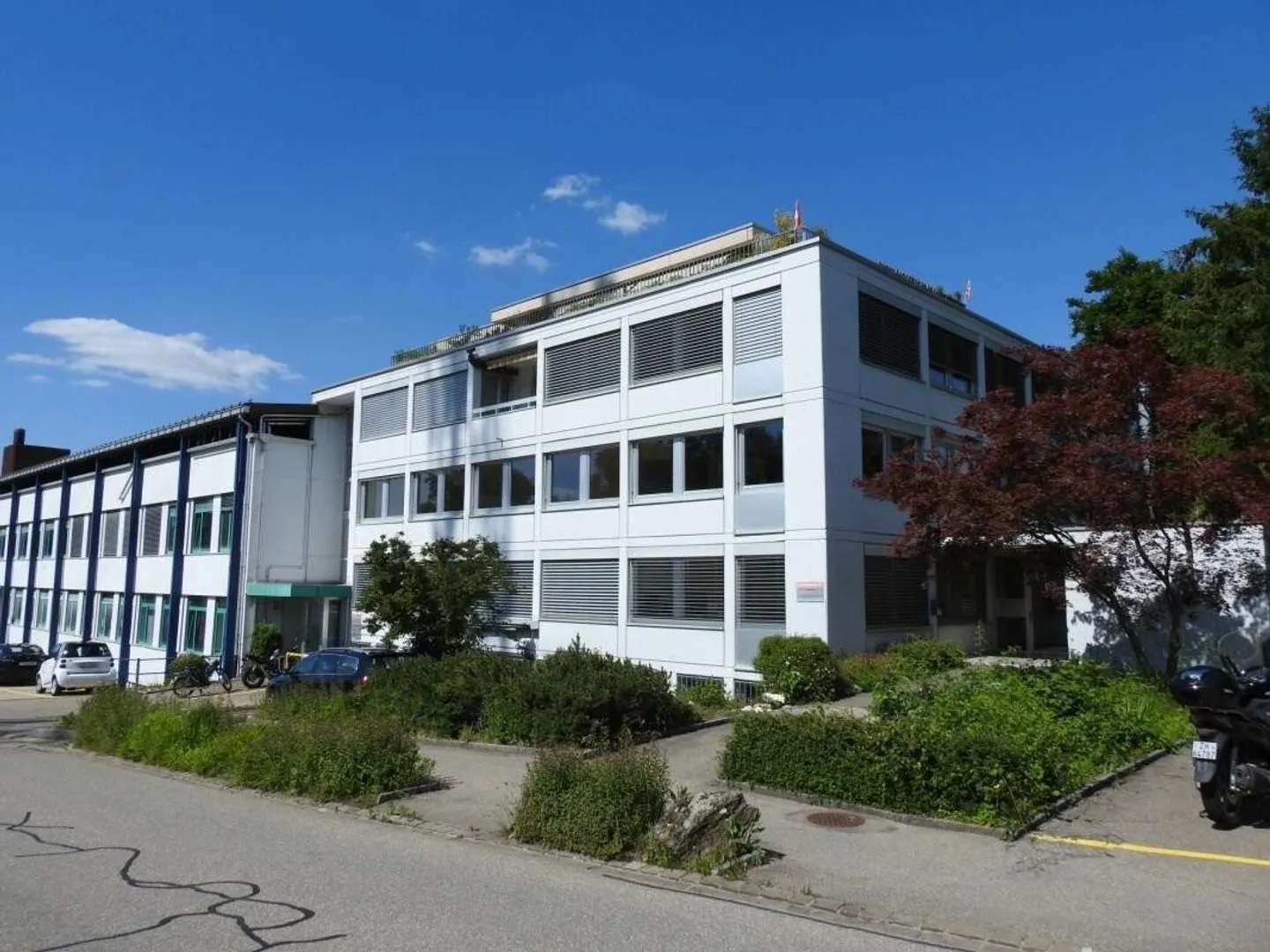 Salle de stockage avec ascenseur à voiture dans la propriété - Photo 1 sur 5