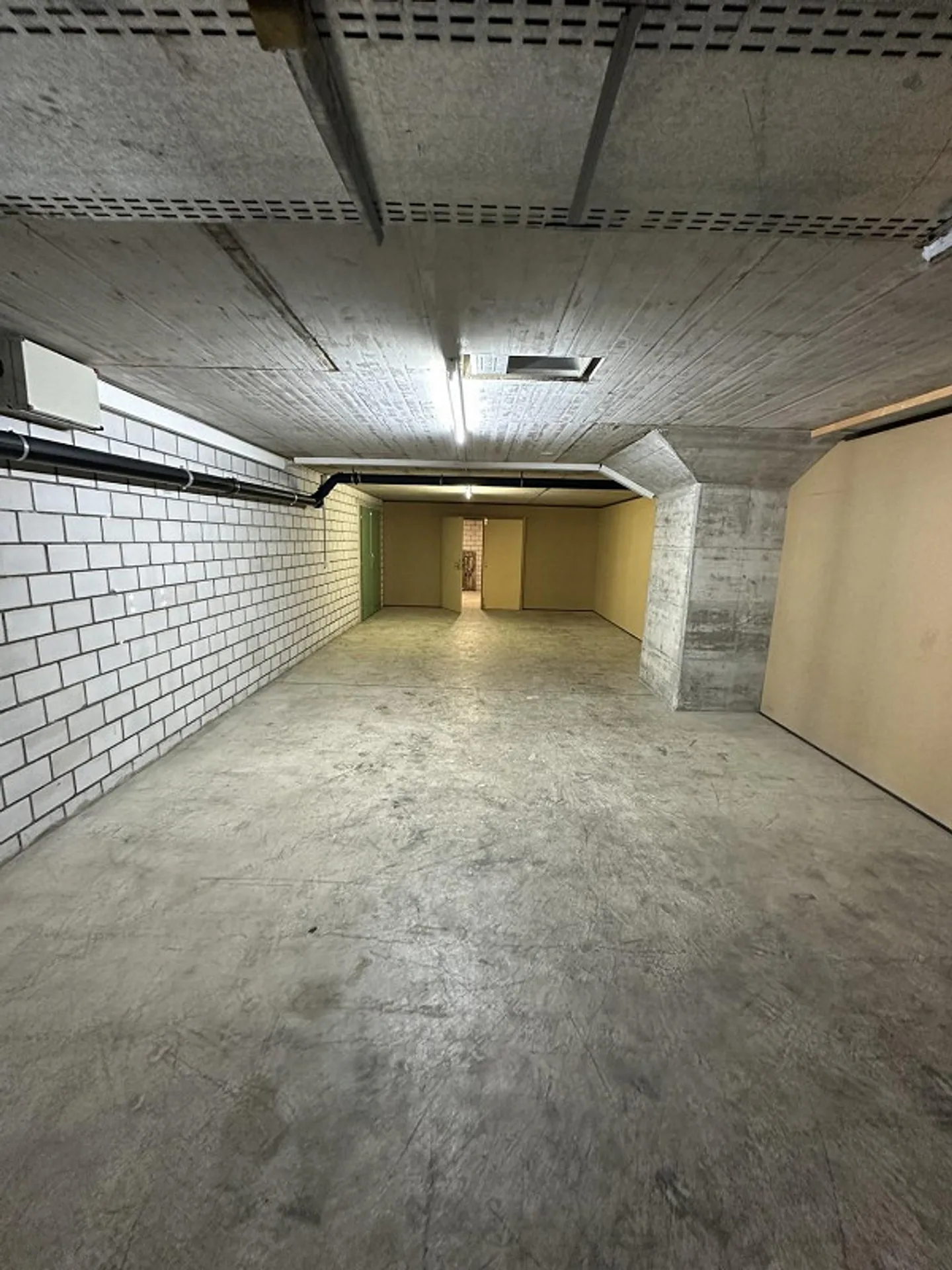 Salle de stockage avec ascenseur à voiture dans la propriété - Photo 2 sur 5