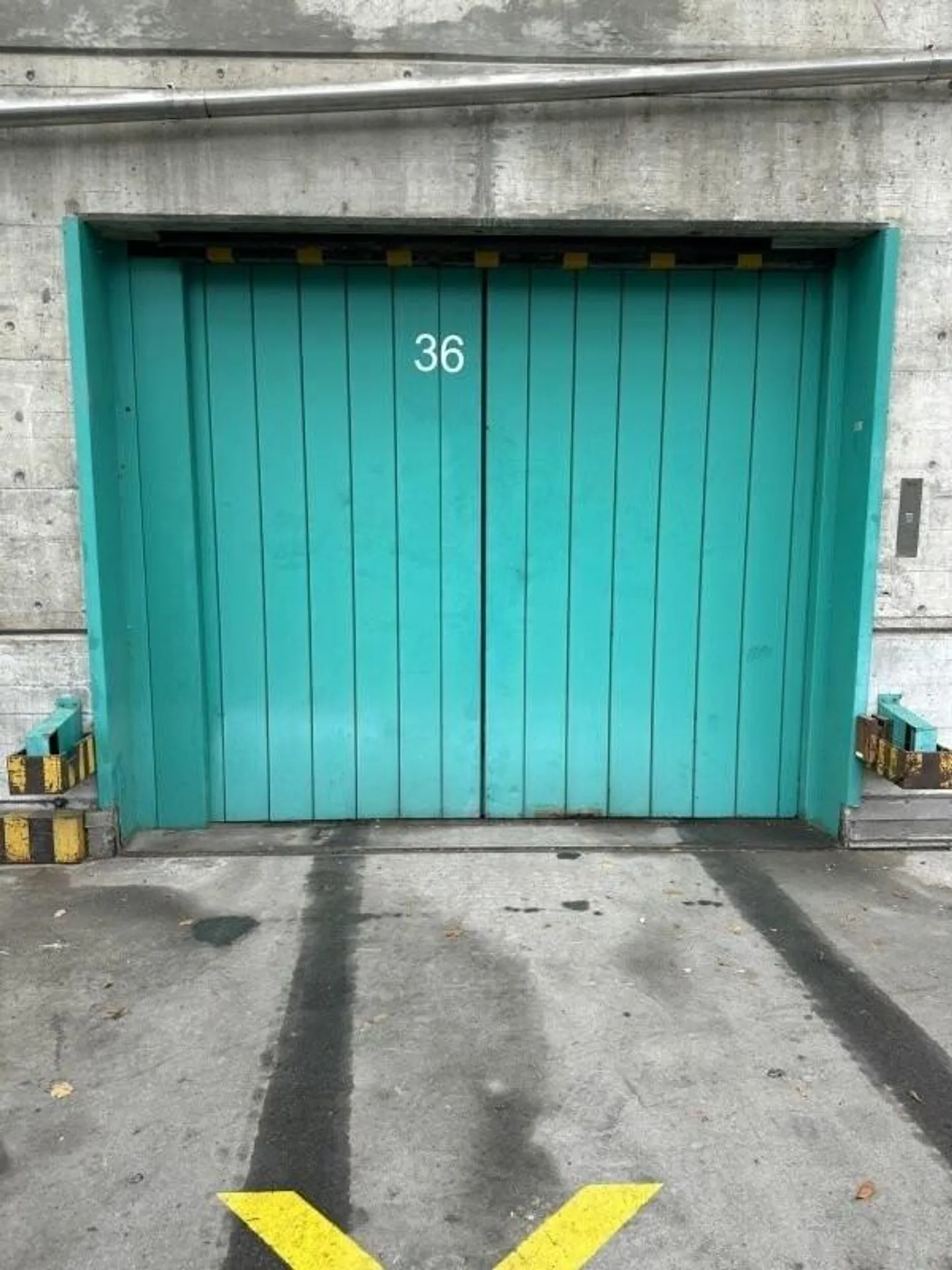 Salle de stockage avec ascenseur à voiture dans la propriété - Photo 3 sur 5