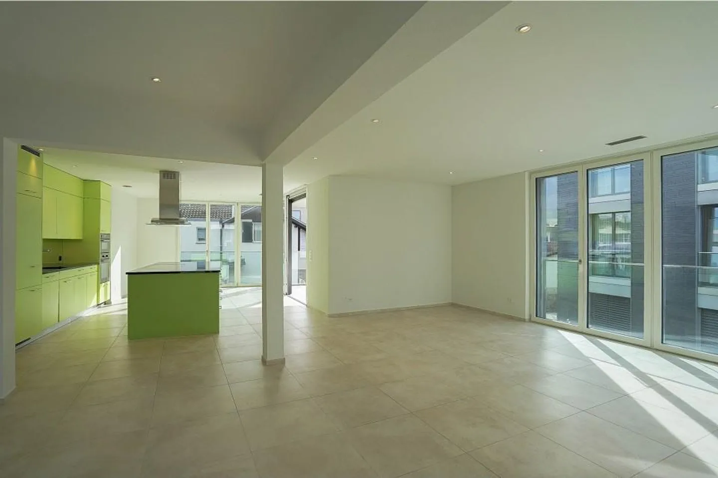 Stylish living in the best central location: Large 3.5 or 4.5 room apartment - Photo 2 of 13