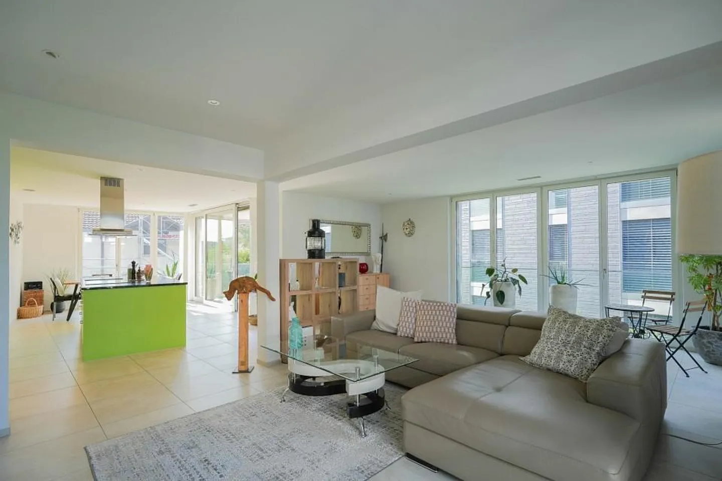 Stylish living in the best central location: Large 3.5 or 4.5 room apartment - Photo 4 of 13