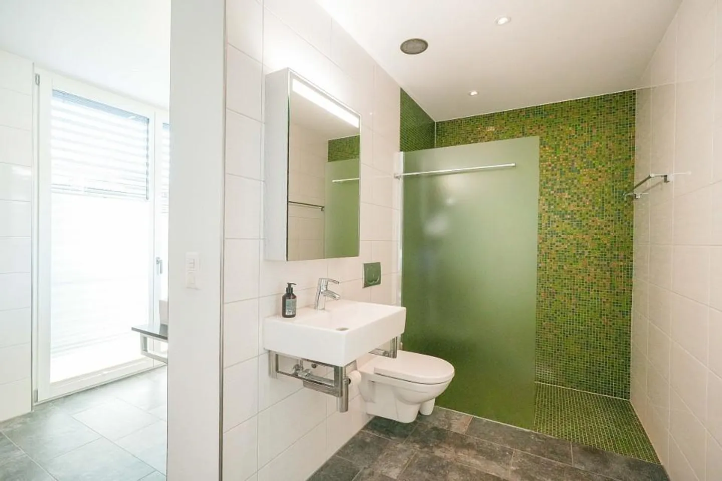 Stylish living in the best central location: Large 3.5 or 4.5 room apartment - Photo 7 of 13