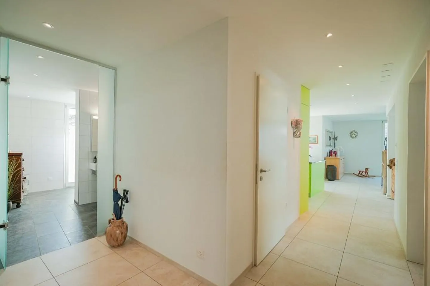 Stylish living in the best central location: Large 3.5 or 4.5 room apartment - Photo 8 of 13