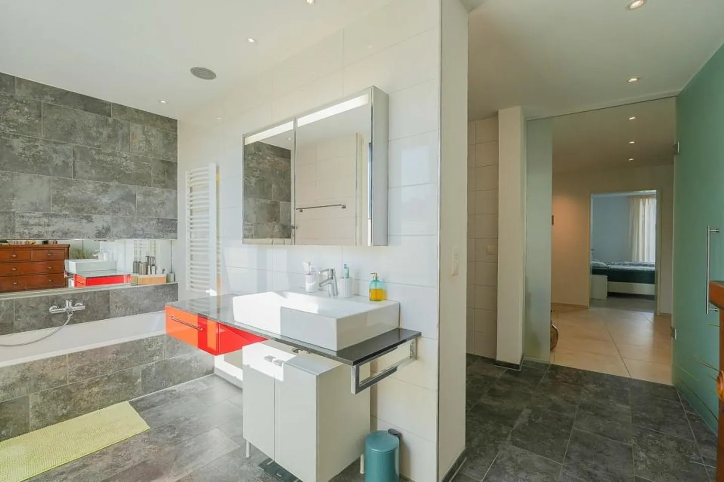 Stylish living in the best central location: Large 3.5 or 4.5 room apartment - Photo 5 of 13