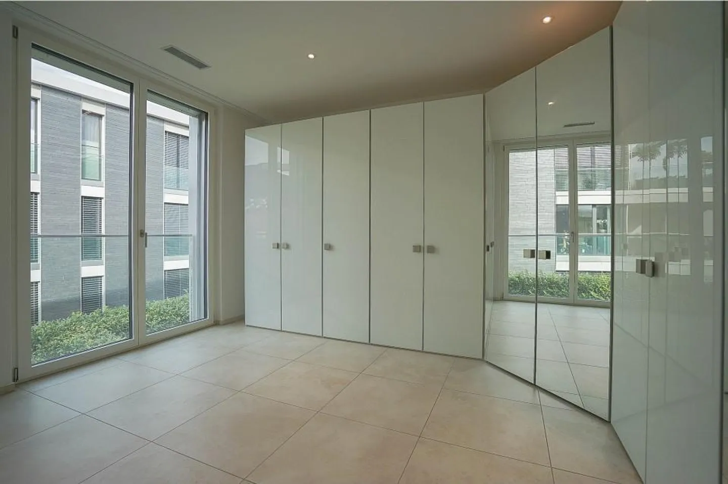 Stylish living in the best central location: Large 3.5 or 4.5 room apartment - Photo 11 of 13