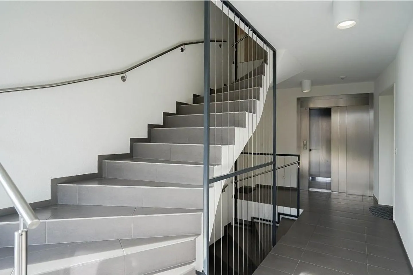 Stylish living in the best central location: Large 3.5 or 4.5 room apartment - Photo 12 of 13