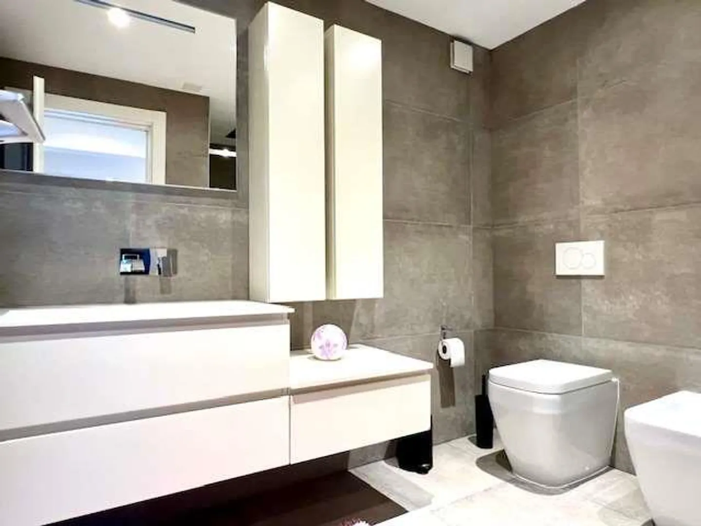 Elegant Semi-Detached House with Garden - Photo 13 of 13