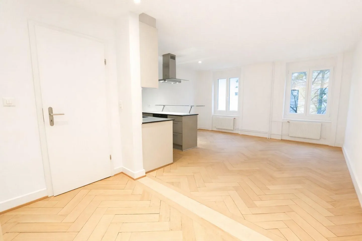 Stylish 2-room apartment with balcony - old building charm in a prime location near Manesseplatz - Photo 1 of 7