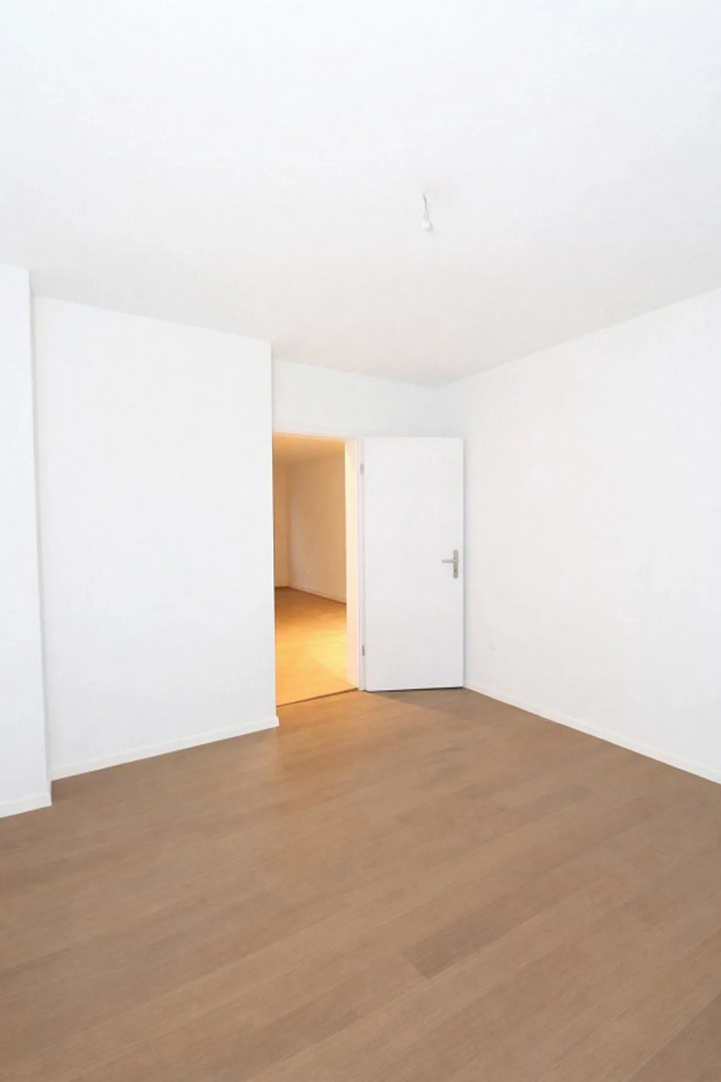 Stylish 2-room apartment with balcony - old building charm in a prime location near Manesseplatz - Photo 4 of 7