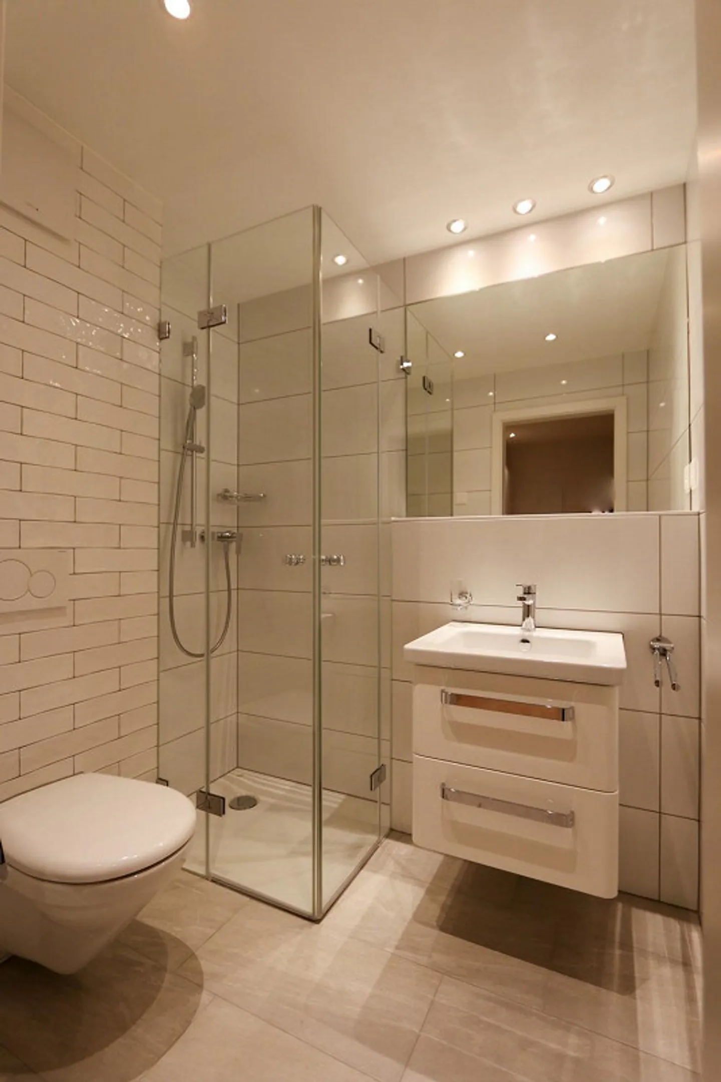 Stylish 2-room apartment with balcony - old building charm in a prime location near Manesseplatz - Photo 5 of 7