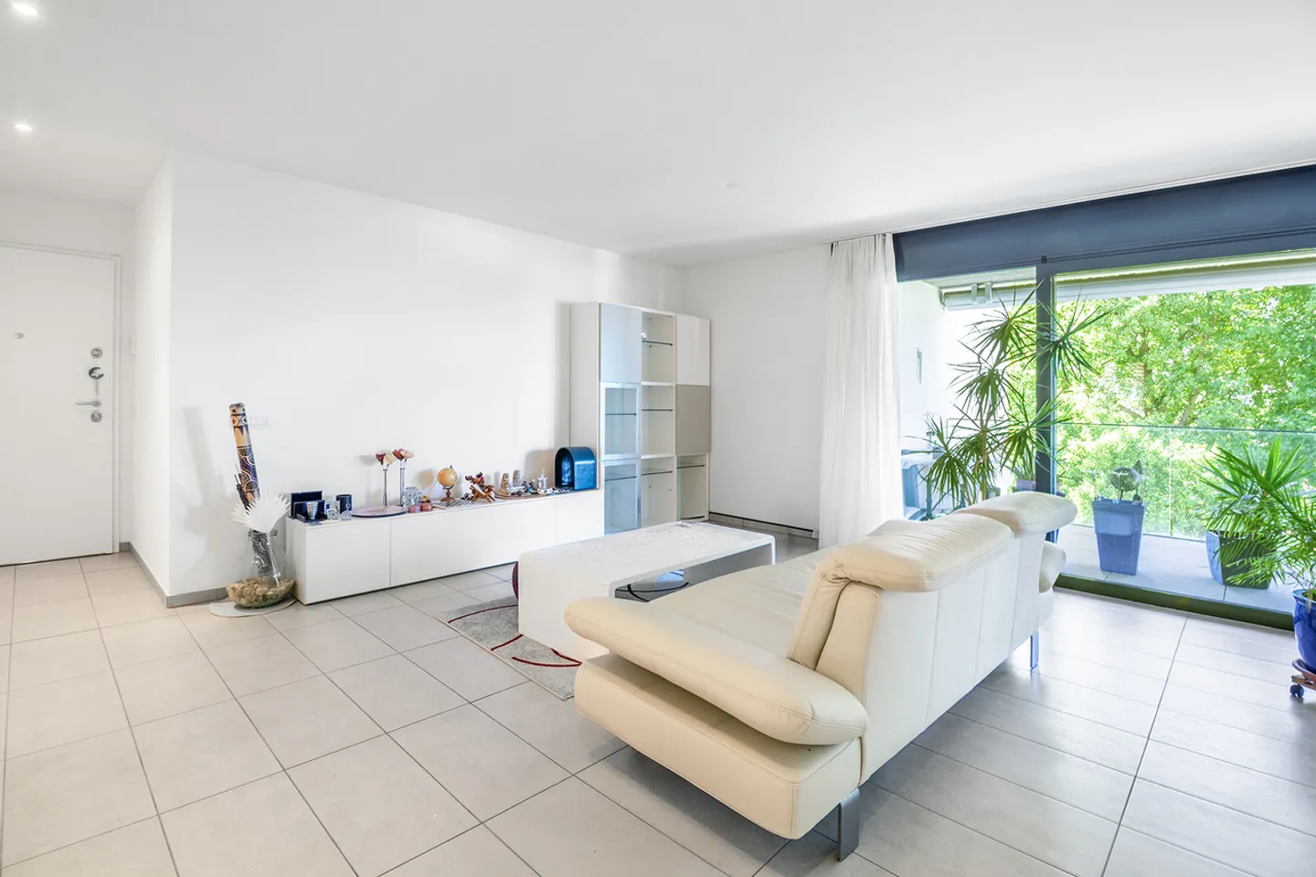 Beautiful apartment with terrace and lake view - Photo 3 of 12