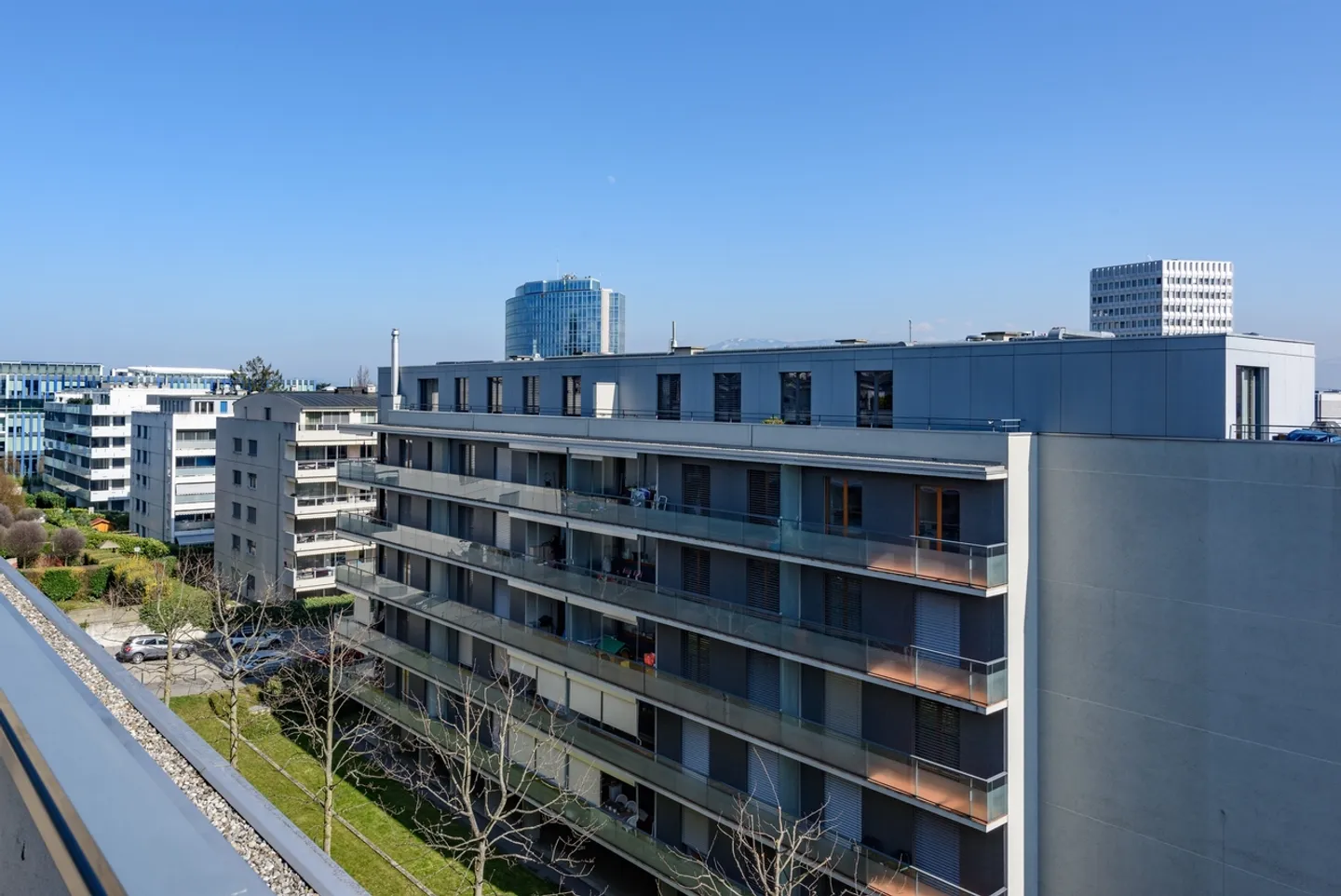 Enjoy a superb corner terrace in a residential area - Photo 3 of 12