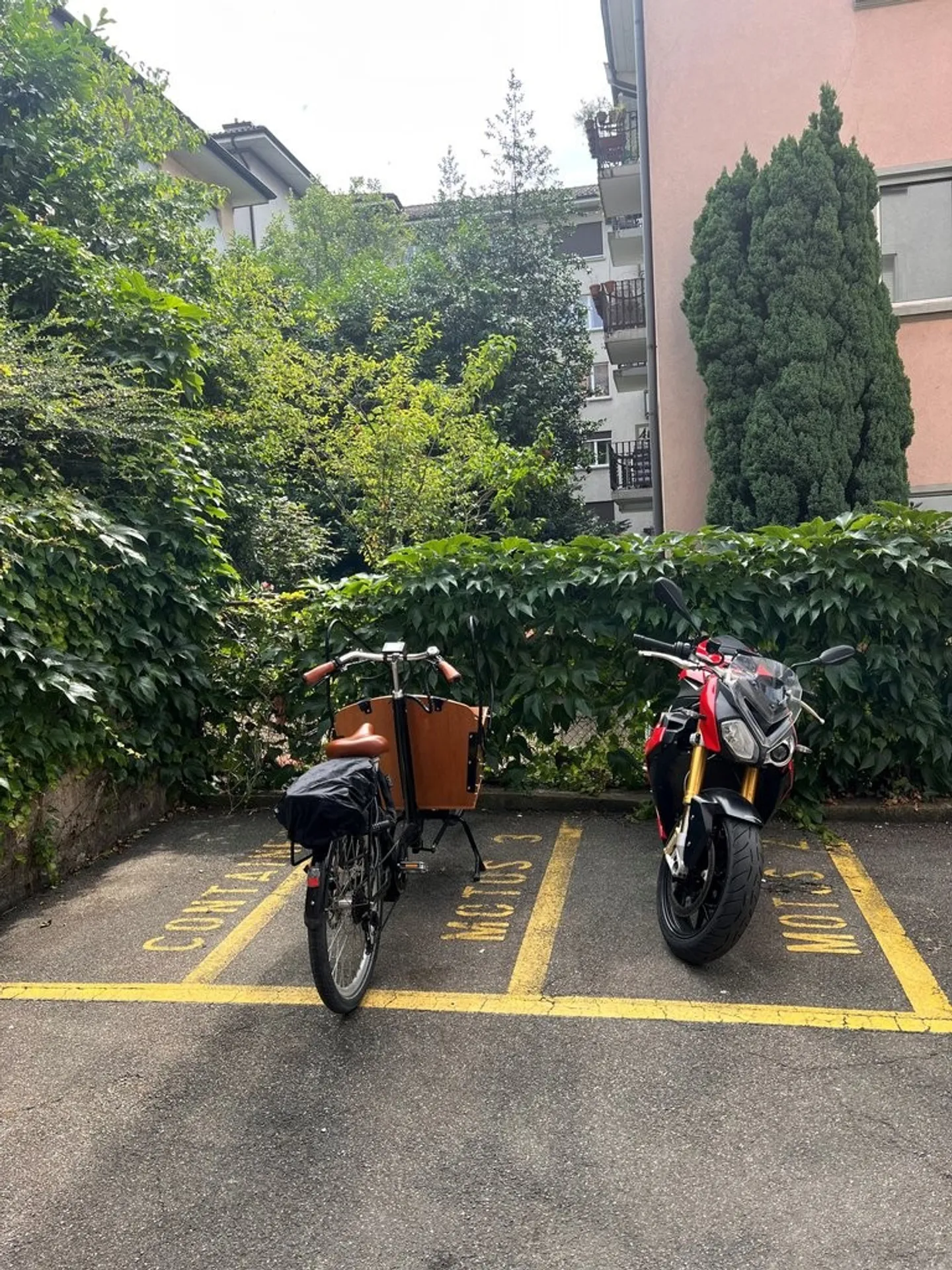 Place de stationnement pour moto à côté de la gare de Wipkingen - Photo 2 sur 2