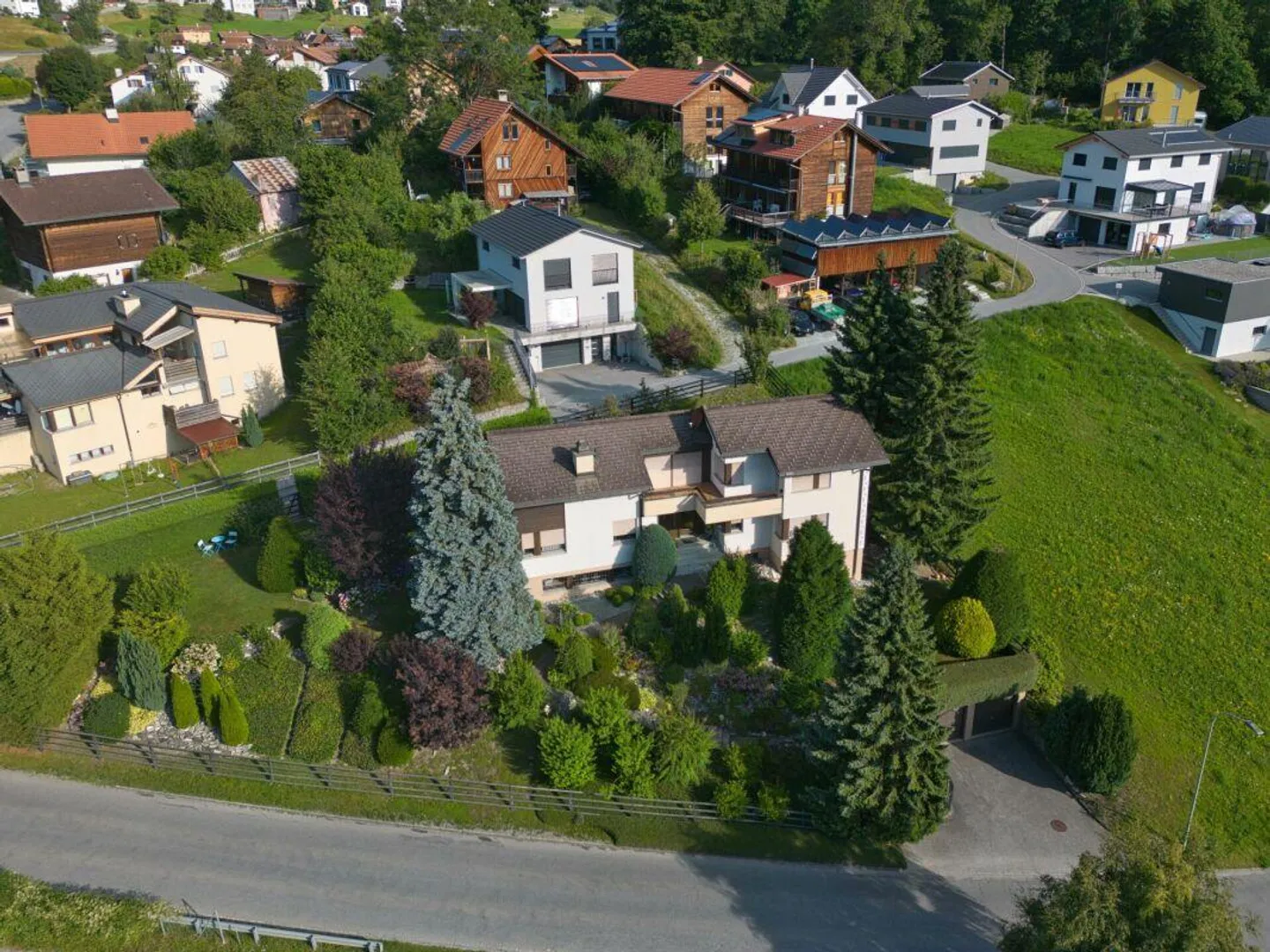 Grosszügiges 6.5-Zimmer Einfamilienhaus mit grosszügigem Garten am Heinzenberg - Foto 1 von 19